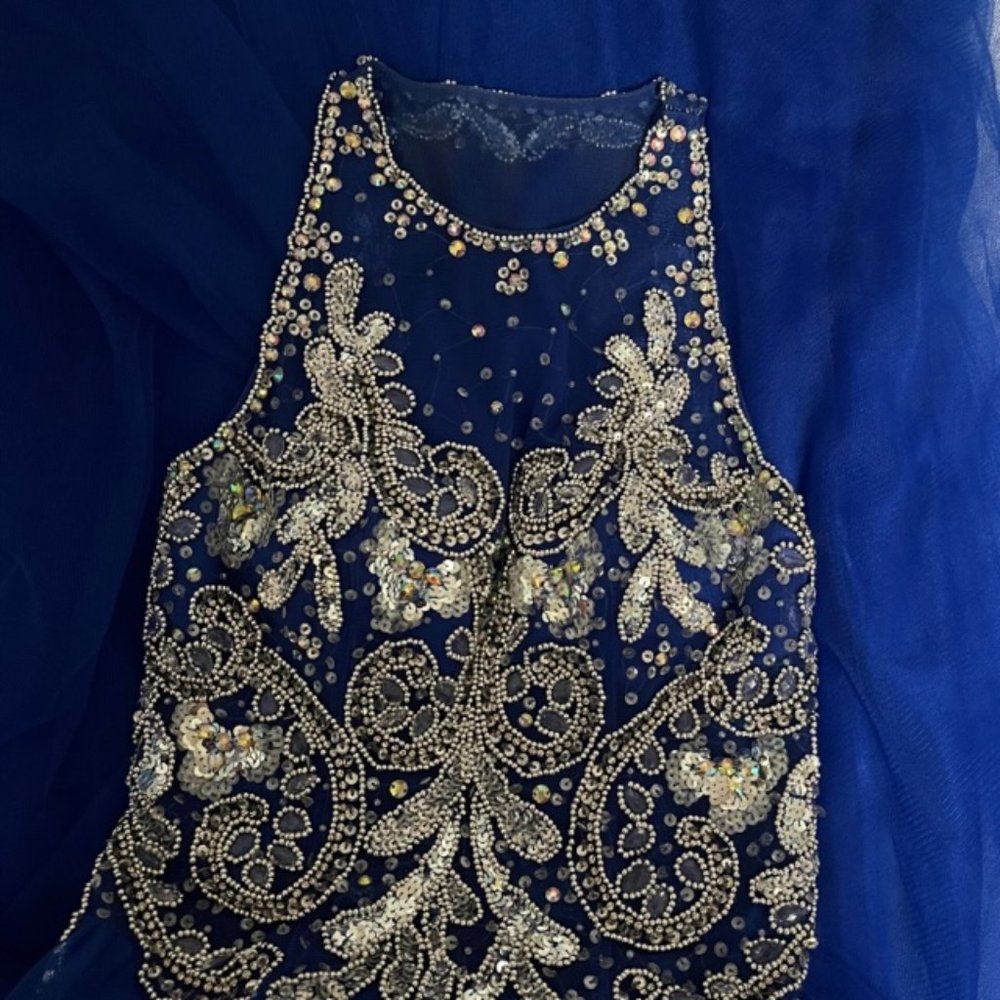 Dave & Johnny Gorgeous Blue Sequined Gown Size 1/2 - Picture 8 of 9